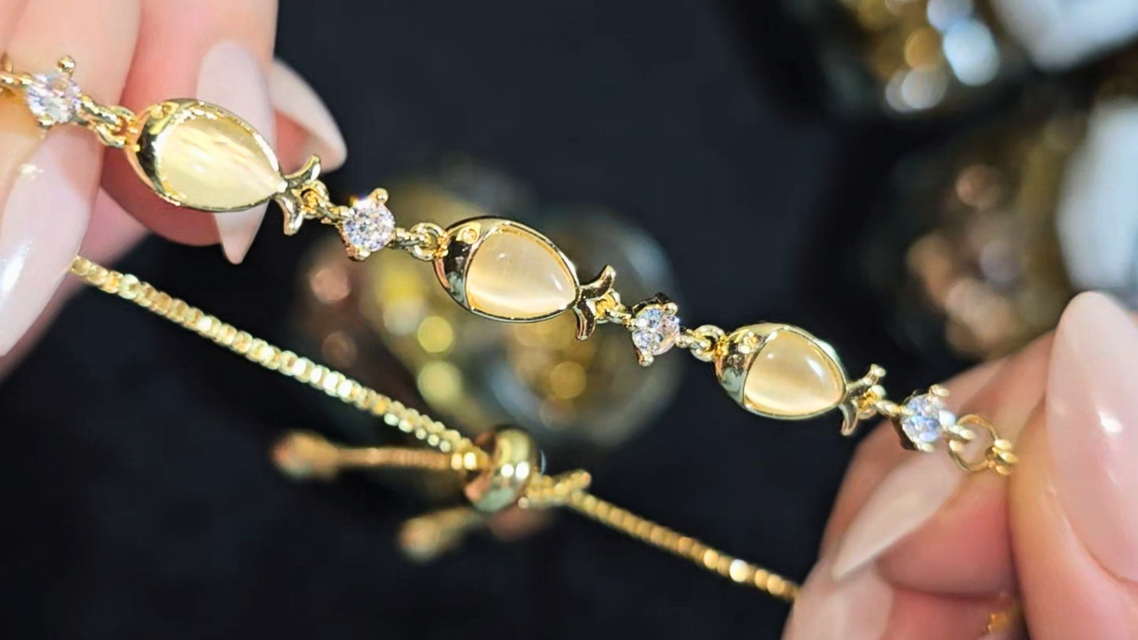 Se înnegresc bijuteriile din inox placate cu aur? Adevărul explicat