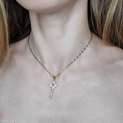 Pandantiv „Key” din oțel inoxidabil placat cu aur 18K și zirconiu cubic