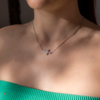 Colier cu pandantiv și zirconiu cubic – eleganță simplă, stil de durată